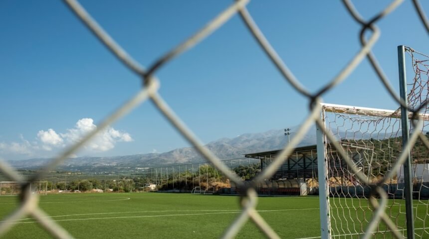 Os jogadores da seleção brasileira vão precisar se adaptar a uma nova regulação no futebol, que visa diminuir os quadros de amarelo e vermelho nos jogos. A decisão foi tomada pela Confederação Brasileira de Futebol (CBF) e será implementada nas partidas amistosas.