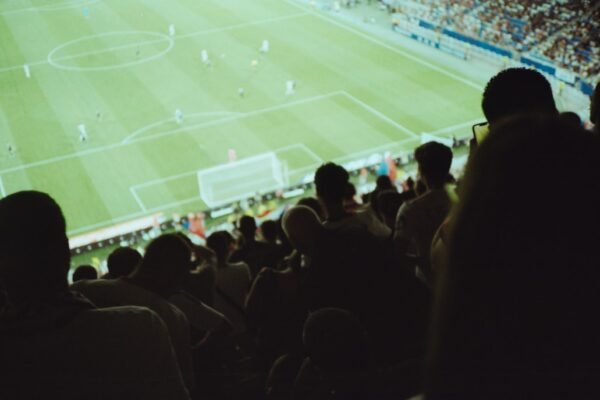 Futebol é um esporte que promete emoções intensas e momentos inesquecíveis. Ainda assim, não é raro ver atletas que, apesar de seus talentos, são considerados “zebras” no campo. Essa expressão se refere a jogadores que cometeram múltiplos faltas, mas ainda assim conseguiram evitar as consequências desfavoráveis por meio de sorte ou habilidade excepcional.