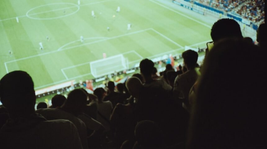 Futebol é um esporte que promete emoções intensas e momentos inesquecíveis. Ainda assim, não é raro ver atletas que, apesar de seus talentos, são considerados “zebras” no campo. Essa expressão se refere a jogadores que cometeram múltiplos faltas, mas ainda assim conseguiram evitar as consequências desfavoráveis por meio de sorte ou habilidade excepcional.