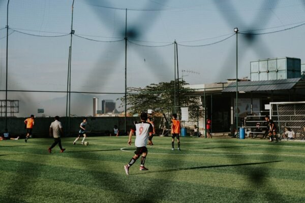 Morais marca a distância em amistoso, um desafio que superou na prática.