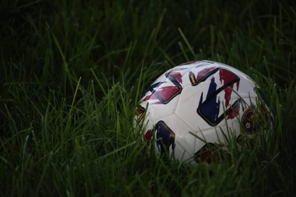 “Destaque no Amistoso: O Fim das Zebra-Uniformes em Futebol”