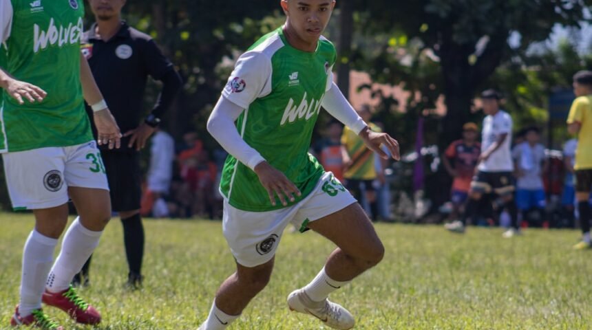 Dedicação e perseverança são chaves do sucesso na carreira esportiva. Para Maicon Morais, um dos principais jogadores do time de futebol que está em pleno apogeu, o amistoso foi um momento crucial para definir sua posição no elenco. Nesse jogo emocionante, onde as equipes adversárias lutaram por cada bola de futebol, Morais destacou-se como um verdadeiro herói do time.