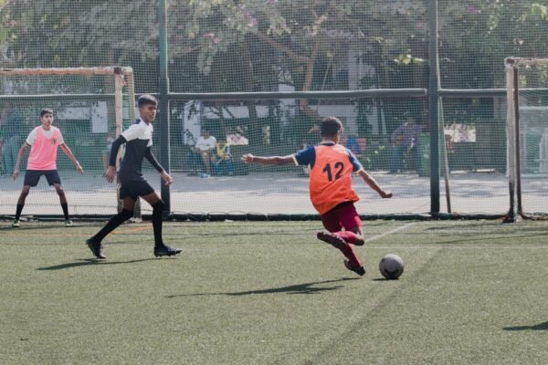 **Morois se destaca em amistoso e avança na busca por um espaço seguro no futebol**