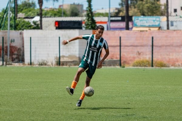 “Morais se destaca em amistoso e avança na busca por um lugar no futebol profissional”