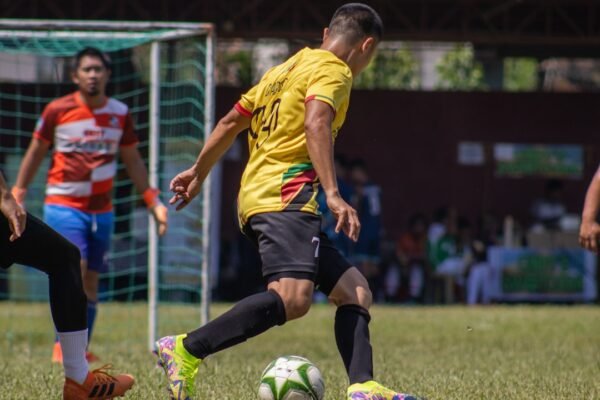 O futuro do futebol brasileiro se apresenta cada vez mais sombrio, com a tendência de uma era “zero zebra” se consolidando em nosso cenário esportivo. A afirmação desse princípio foi reforçada por meio de uma atitude do técnico da Lusitânia, Ronaldo Morais, que defendeu o combate aos jogadores que recebem cartões amarelos sem motivo justificado.