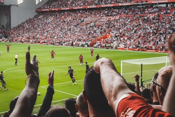 Futebol é uma das principais paixões de muitas pessoas ao redor do mundo. Esse esporte não é apenas uma atividade física, mas sim também uma forma de expressão artística e emocional para os jogadores. No entanto, um tema que é frequentemente discutido entre os fãs e os treinadores é a questão das “zebras”, ou seja, as decisões do árbitro que podem alterar o resultado da partida.