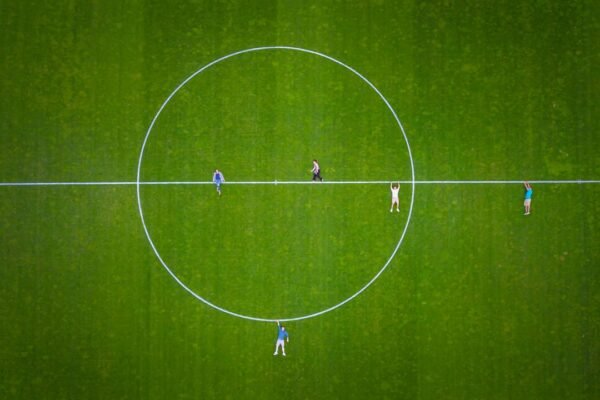 O passo do tempo parece estar refletindo em uma mudança profunda no cenário do futebol brasileiro. Para Morais, um dos principais nomes da elite do esporte nacional, a realidade é inegável: o estigma de ser “zebra” – um jogador que se envolve com penalidades excessivas e erros clássicos durante os jogos – está cada vez mais distante. A opinião pública e até mesmo a própria equipe estão começando a questionar quem tem espaço nessa categoria do futebol.