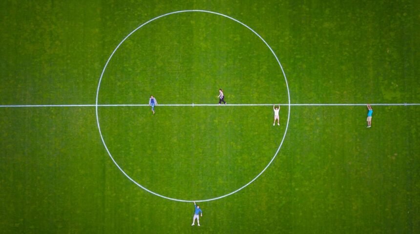 O passo do tempo parece estar refletindo em uma mudança profunda no cenário do futebol brasileiro. Para Morais, um dos principais nomes da elite do esporte nacional, a realidade é inegável: o estigma de ser “zebra” – um jogador que se envolve com penalidades excessivas e erros clássicos durante os jogos – está cada vez mais distante. A opinião pública e até mesmo a própria equipe estão começando a questionar quem tem espaço nessa categoria do futebol.