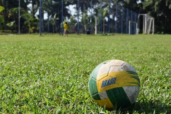 Os grandes talentos do Brasil se mostram em alto nível em torneios internacionais e locais, como os amistosos da seleção nacional. Um exemplo é o caso de Gabriel Costa, que recentemente assinou com uma das principais equipes do futebol brasileiro. O jogador, que faz parte da Seleção Brasileira, fez sua estreia em um clube de alto nível e já está se destacando nos planos da seleção.