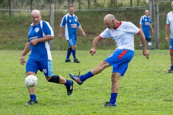 **”Morais destaca a necessidade de uma linha defensiva eficaz no futebol profissional”**